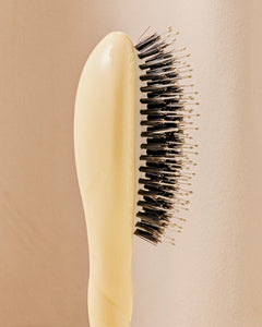N.03 La Petite Brosse Cuir Chevelu Sensible l'Indispensable Douceur Ivoire Cair