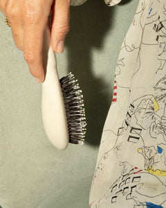 N.03 La Petite Brosse Cuir Chevelu Sensible l'Indispensable Douceur Blanc Crème