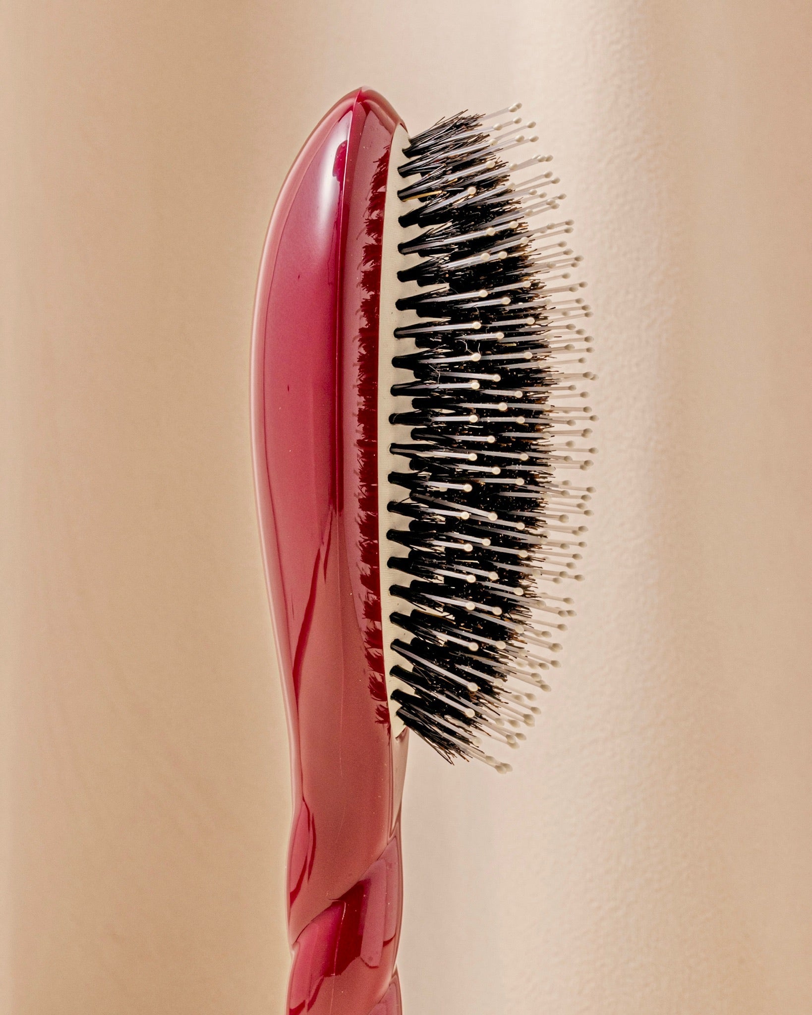 N.03 La Brosse Cuir Chevelu Sensible l'Indispensable Douceur Rouge Cerise