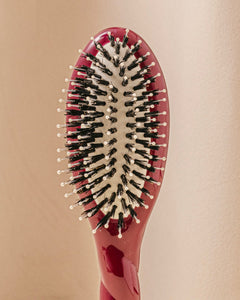 N.03 La Petite Brosse Cuir Chevelu Sensible l'Indispensable Douceur Rouge Cerise