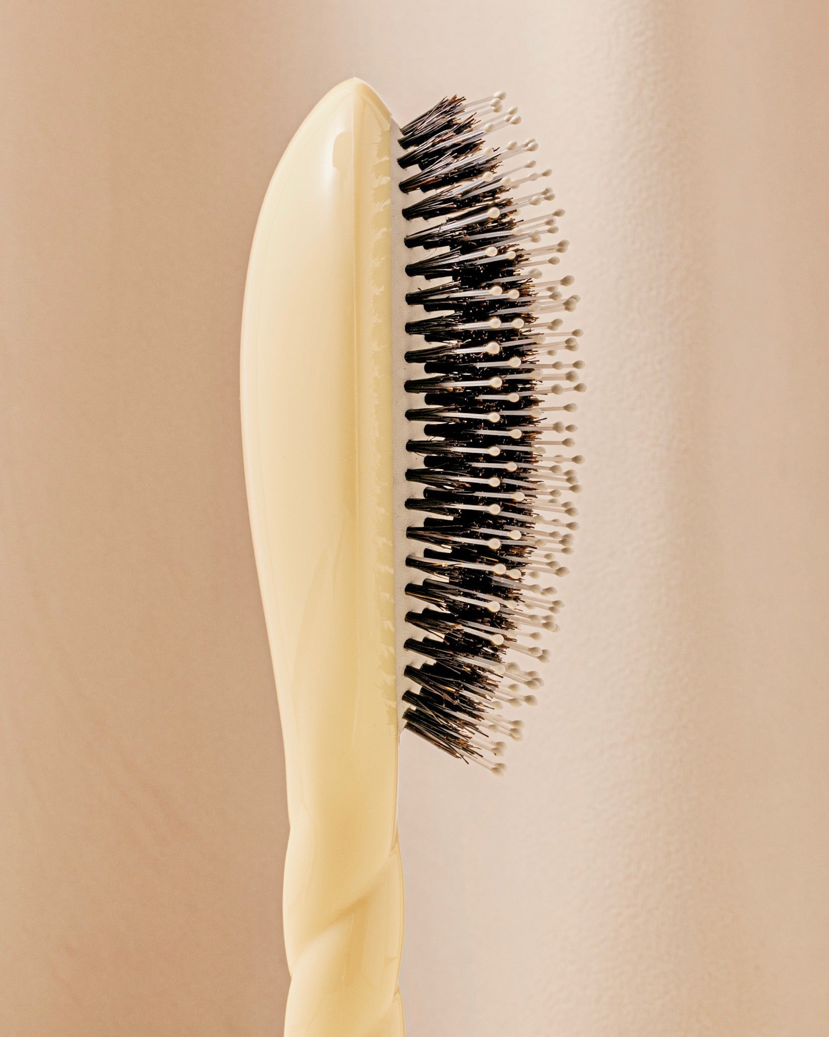 N.03 La Brosse Cuir Chevelu Sensible l'Indispensable Douceur Ivoire Cair
